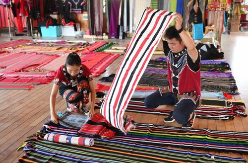 主要以手工纺织为主,包括民族服饰,披肩,毯子等,产品远销国内外